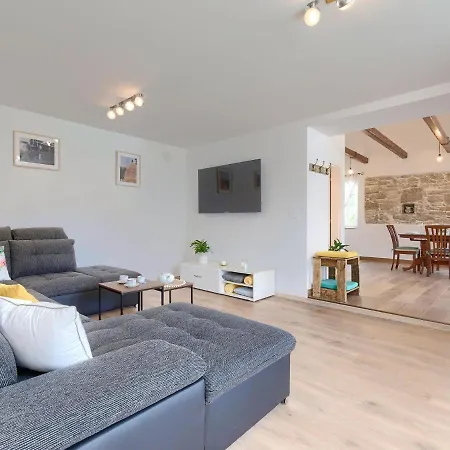 בית נופש Holiday Dobrila By Interhome פאזין
