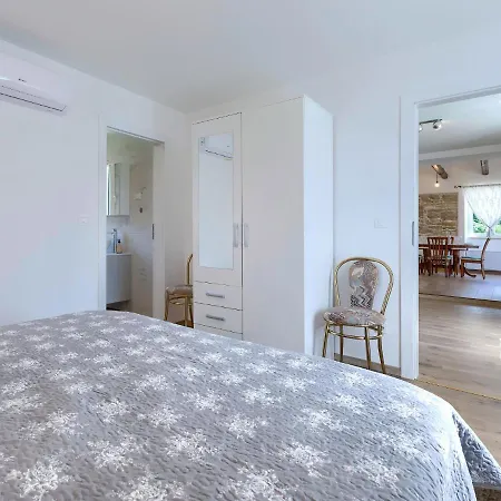 Holiday Dobrila By Interhome בית נופש פאזין